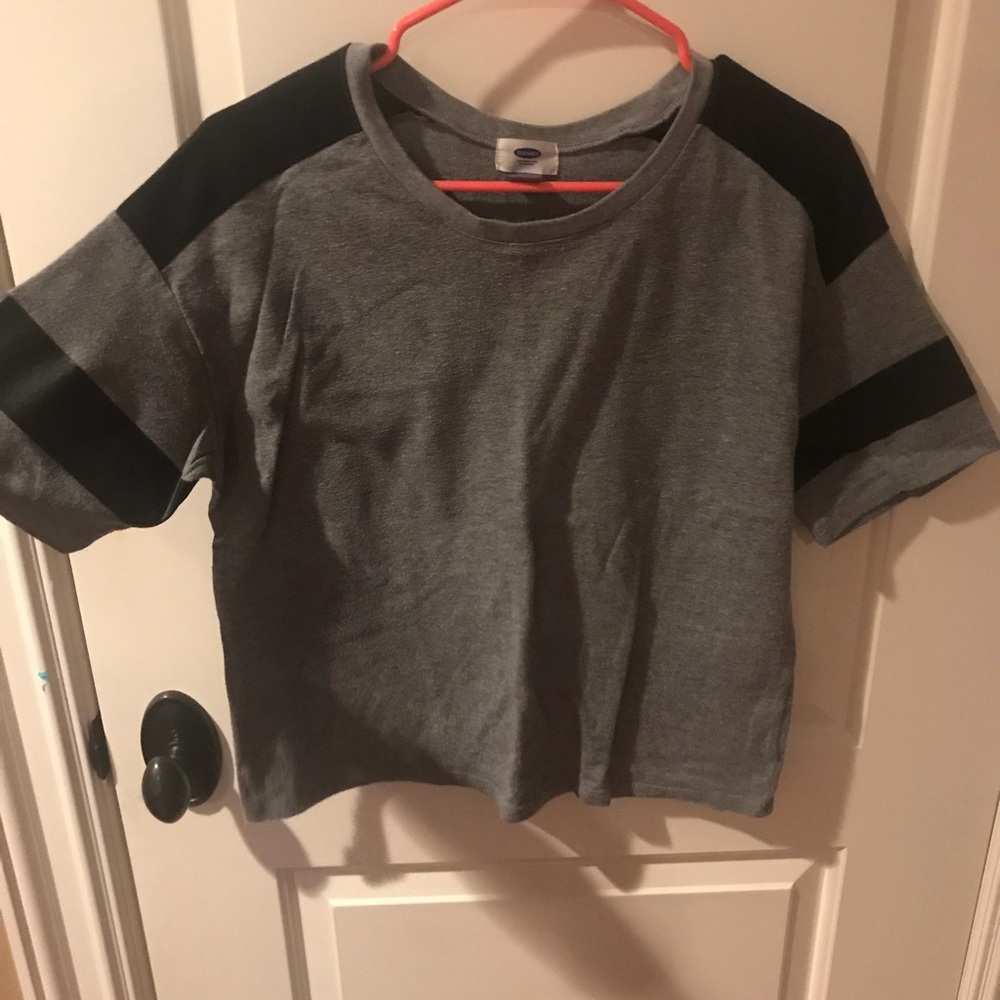 Short-sleeve grey and black top